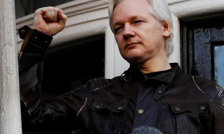 Presidente Lula comemora libertação de Julian Assange