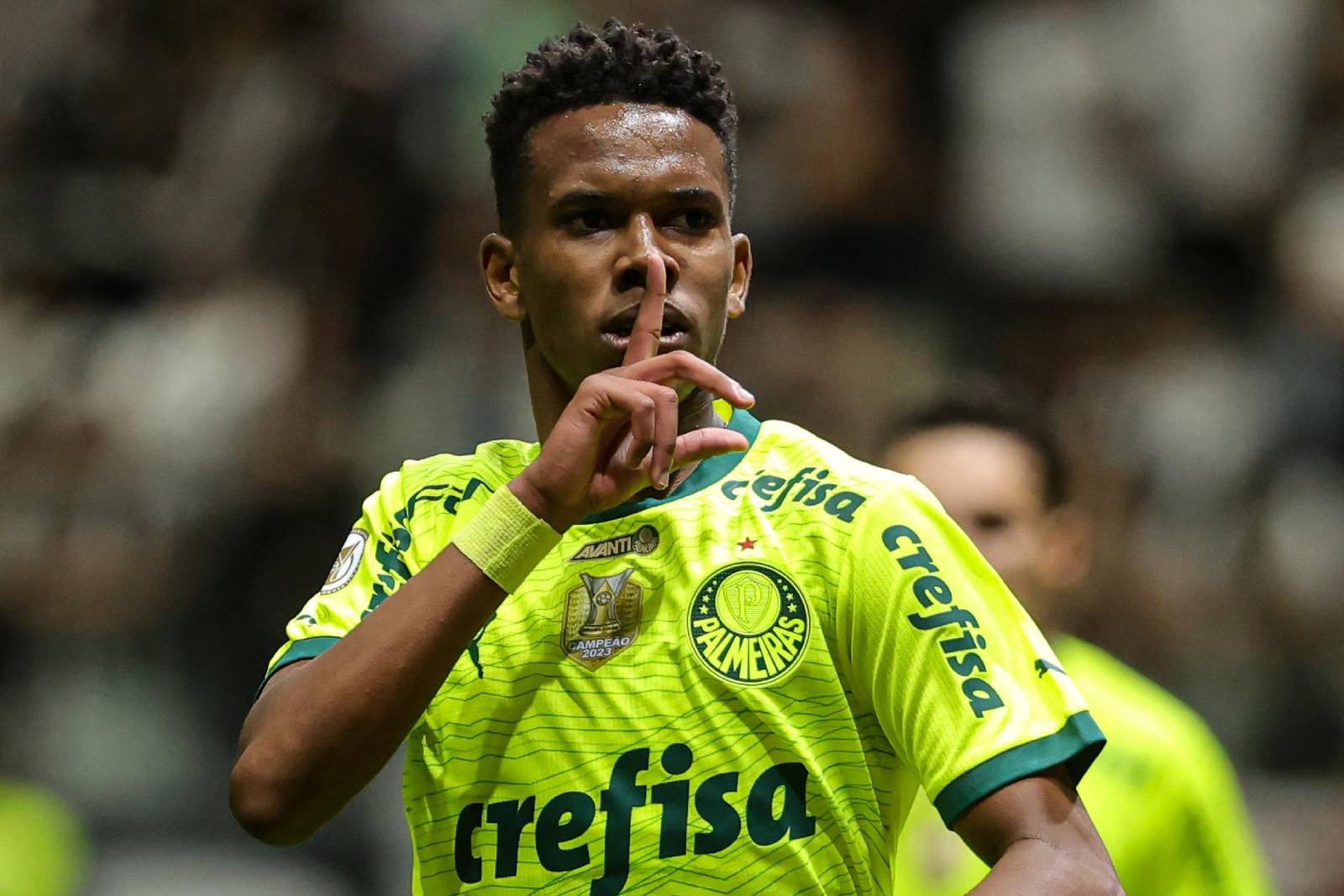 Com Hulk e Paulinho Expulsos, Palmeiras Goleia Atlético-MG por 4 a 0 e Cola nos Líderes