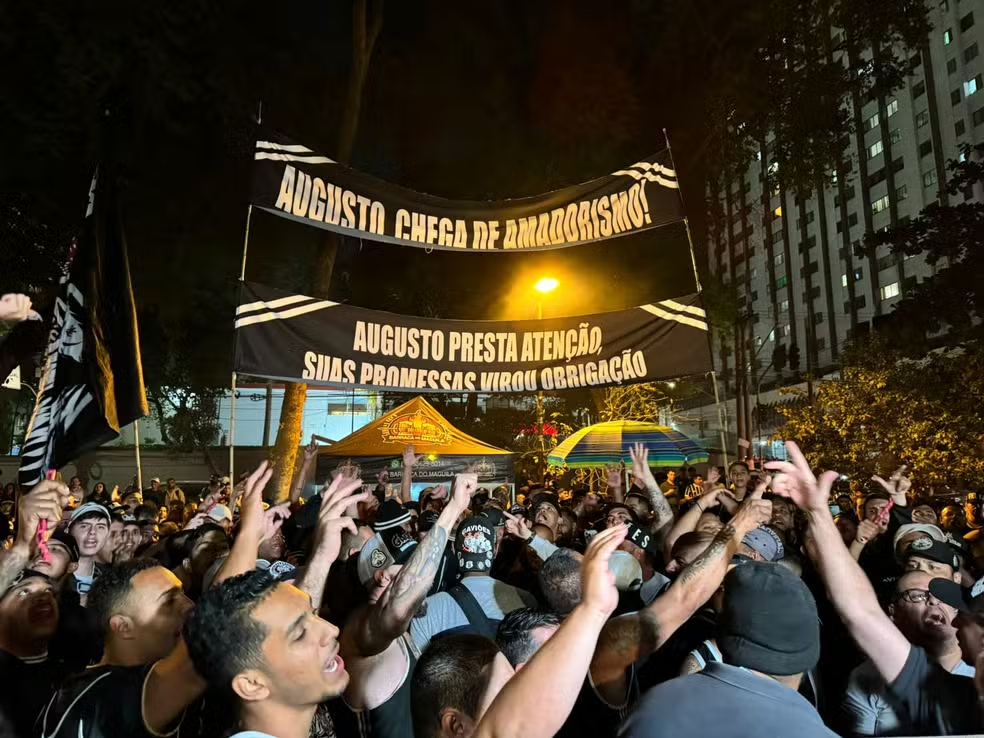 Torcedores do Corinthians Protestam contra Augusto Melo em Frente ao Parque São Jorge em SP