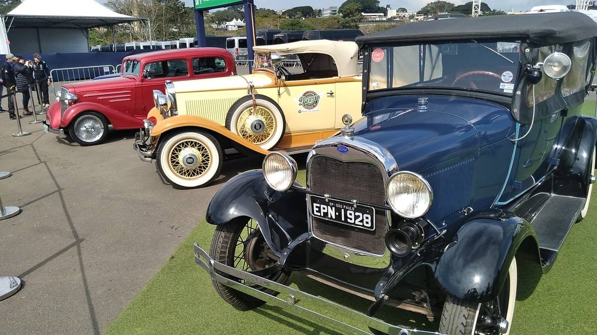 Exposição de carros antigos em São Paulo encanta fãs de automobilismo'