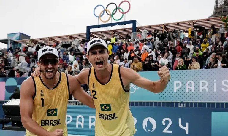 André e George sobram na estreia do vôlei de praia em Paris 2024