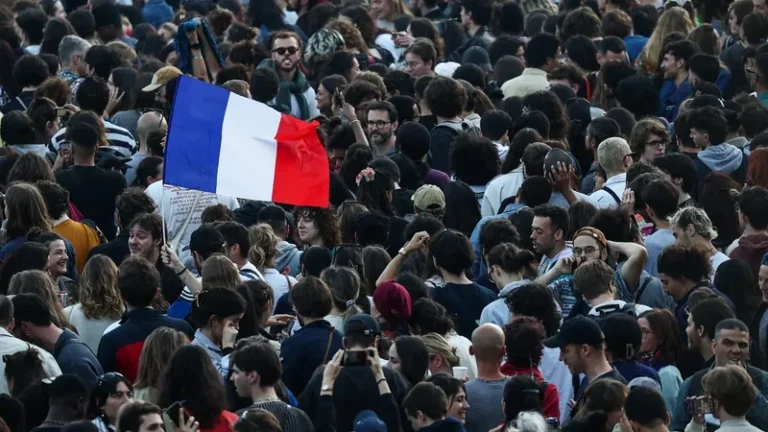 Esquerda surpreende e vence eleições legislativas na França