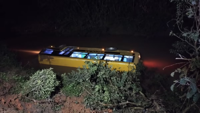 Ônibus escolar com 26 crianças cai em rio em Aurora, SC