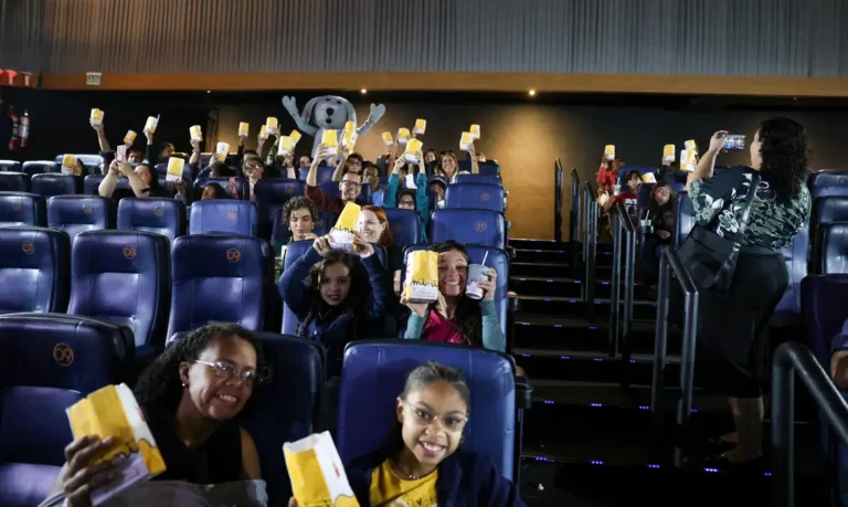 Crianças em tratamento em institutos federais ganham sessão de cinema