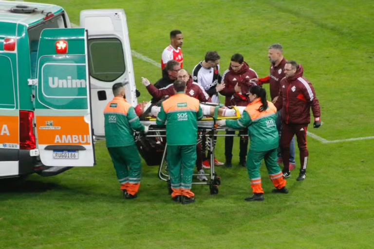 VÍDEO: Renê cai desacordado em jogo do Inter x Vasco e sai na ambulância de campo; veja estado de saúde