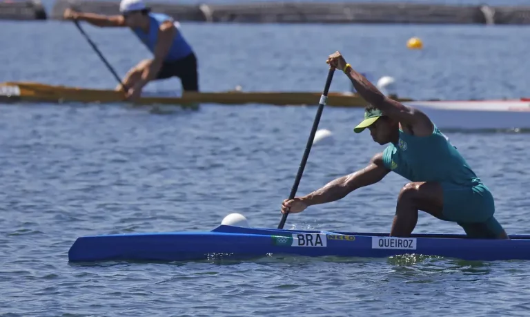 Isaquias Queiroz avança direto à semifinal da canoa individual