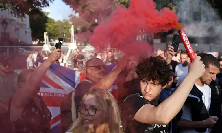 Mais de 100 são detidos na Inglaterra, em protestos anti-imigração