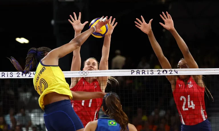 Brasil perde para os EUA e disputará bronze no vôlei feminino