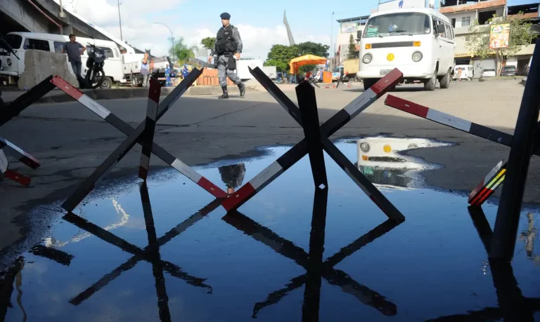 Operação na Maré, no Rio, combate lavagem de dinheiro do tráfico