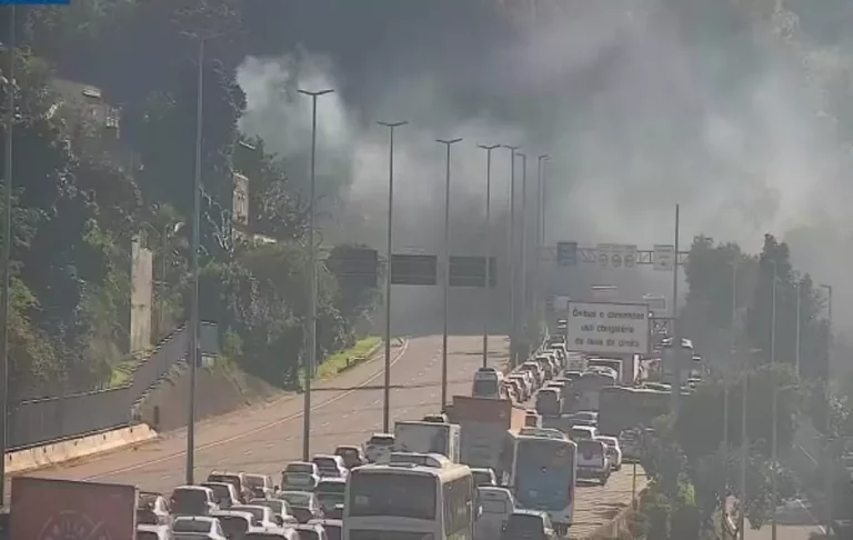 Incêndio em caminhão no Túnel da Covanca, no Rio, tem 40 vítimas