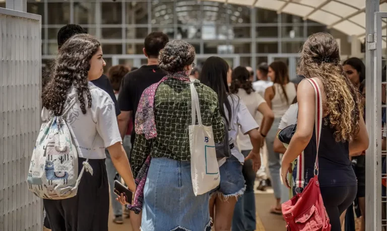 Seis em cada 10 escolas têm regras para uso do celular pelos alunos