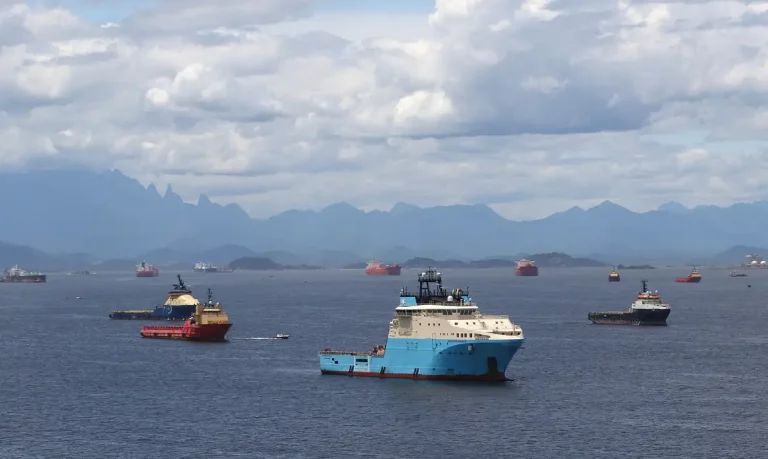 MPF quer solução para navios abandonados na Baía de Guanabara