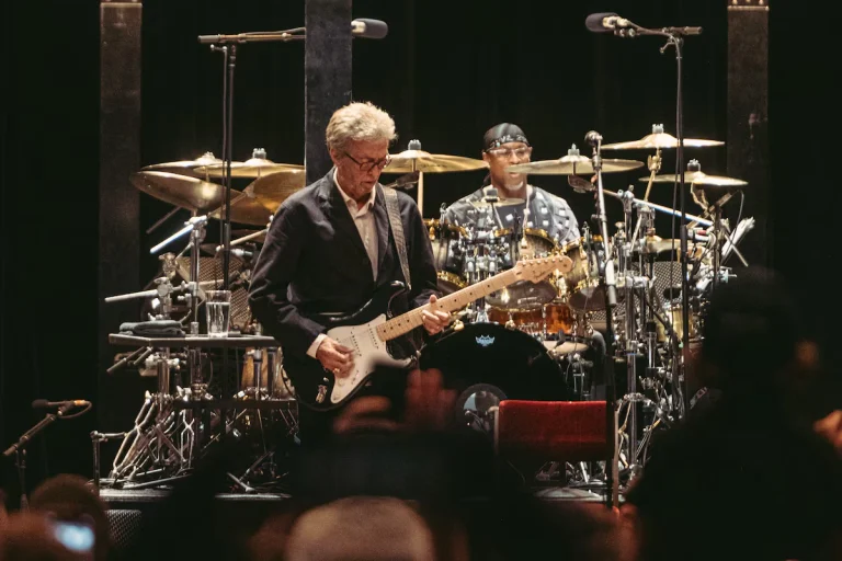 Eric Clapton, imortal e inabalável, surpreende com show intimista em SP