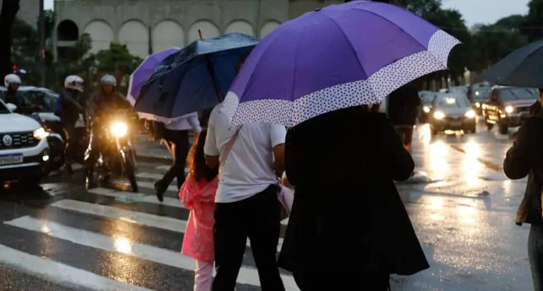 Frente fria se aproxima do litoral de SP trazendo chuvas e aliviando o calorão